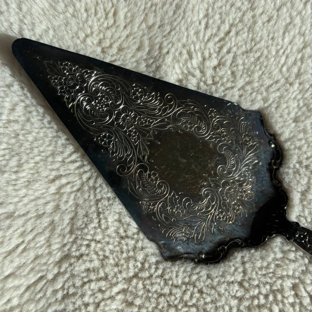 International Silver Cake Pie Server Silver‎ Ornate Floral Scroll